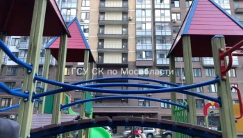 Ребенок получил перелом на детской площадке в Балашихе