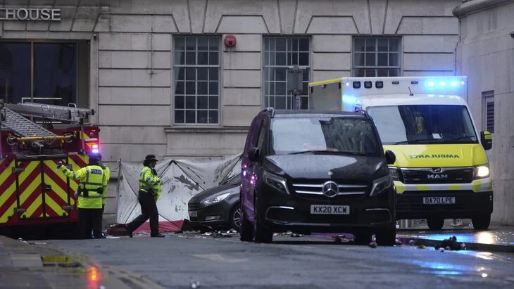 Telegraph: минимум 17 человек пострадали после наезда автомобиля на толпу в Ливерпуле Telegraph: минимум 17 человек пострадали после наезда автомобиля на толпу в Ливерпуле