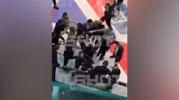 На турнире ММА в Югре зрители устроили потасовку возле октагона На турнире ММА в Югре зрители устроили потасовку возле октагона