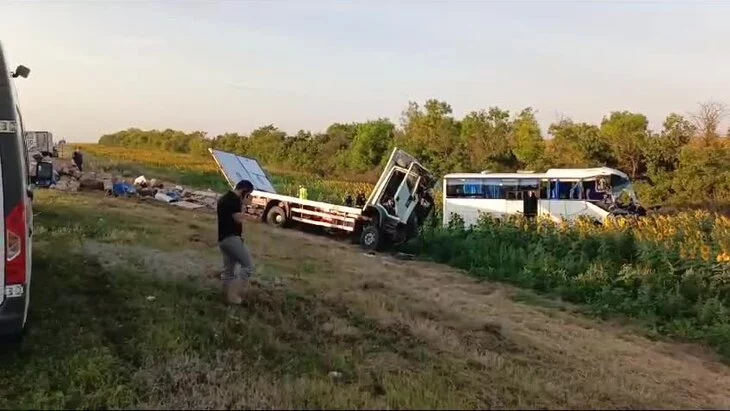 Один человек погиб и 16 пострадали в ДТП с фурой и автобусом под Волгоградом Один человек погиб и 16 пострадали в ДТП с фурой и автобусом под Волгоградом
