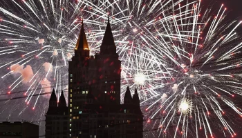 Появились кадры праздничного салюта над Москвой в честь Дня защитника Отечества