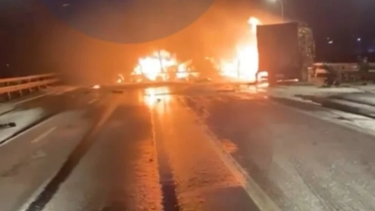 Фуры столкнулись и загорелись на трассе М-7 "Волга" под Казанью Фуры столкнулись и загорелись на трассе М-7 "Волга" под Казанью