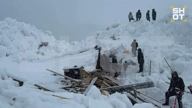 Женщину и ребенка спасли из-под снежного завала в Дагестане Женщину и ребенка спасли из-под снежного завала в Дагестане