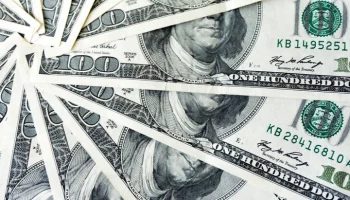 Замглавы Минфина Моисеев посоветовал россиянам избавиться от наличной валюты