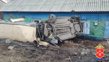 Автомобиль сбил женщину с младенцем и влетел в дом в Кемеровской области