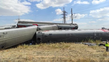 Спасатели извлекли всех пострадавших из сошедшего с рельсов под Волгоградом поезда