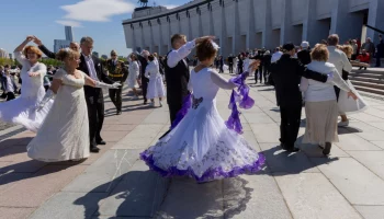 Около 150 человек станцевали вальс у стен Музея Победы