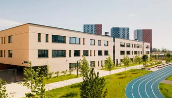 Школа по городской программе построена более чем наполовину