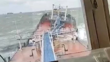 Спасатели готовятся к эвакуации экипажа поврежденного судна "Волгонефть 239"