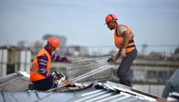 Более 700 крыш жилых домов капитально отремонтируют в Москве в этом году