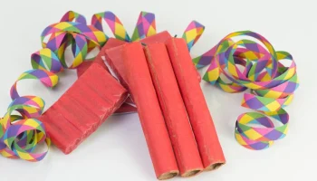 China Press: китаянка попыталась съесть петарду, приняв ее за конфету