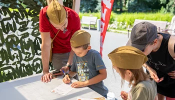 Сотни москвичей посетили программу накануне Дня семьи, любви и верности в парке у Музея Победы