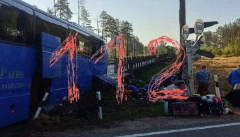 1 человек погиб и 11 пострадали в ДТП с автобусом и поездом в Ленобласти