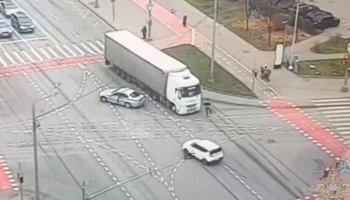 Инспектор ГАИ в Москве на ходу остановил фуру с водителем, потерявшим сознание