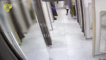 Мужчина напал с ножом на бывшую жену в примерочной ТЦ в Москве