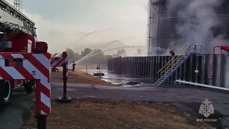Пожарные локализовали возгорание на резервуаре с нефтью в Ростовской области