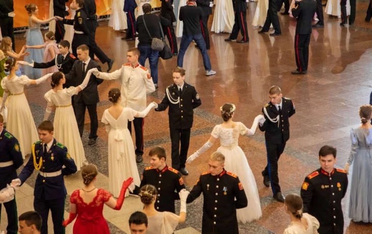 Более 400 человек стали участниками бала в Музее Победы
