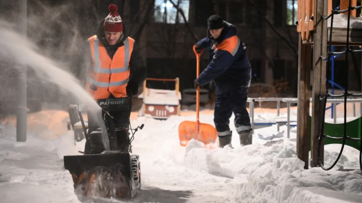 Сотрудники районных управ помогают коммунальным службам убирать снег Сотрудники районных управ помогают коммунальным службам убирать снег