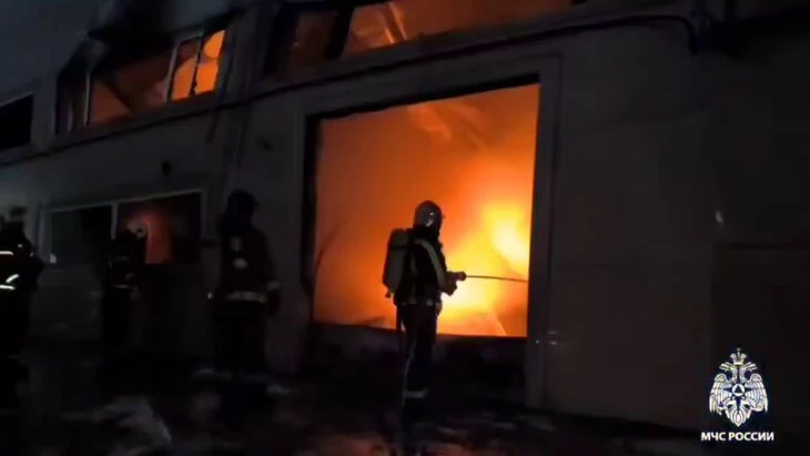 Техпомещение автосалона горит на 1600 "квадратах" в Воронежской области