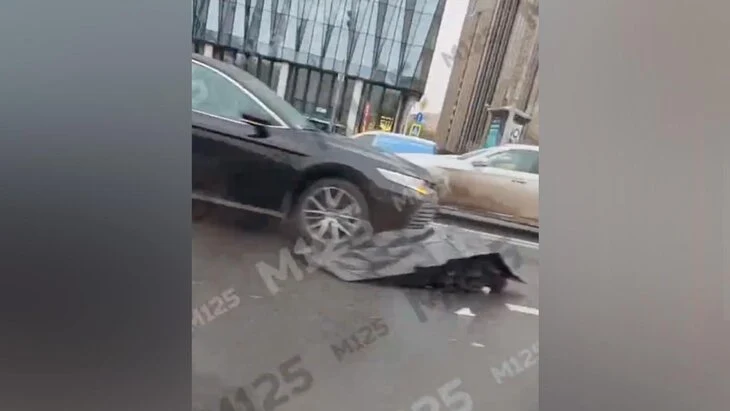 Мужчина на инвалидной коляске погиб под колесами двух авто в Москве