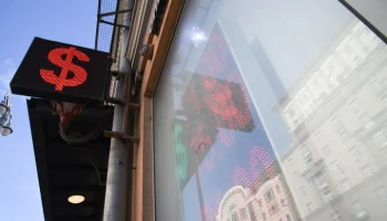 Внебиржевой курс доллара поднялся выше 81 рубля впервые с 19 декабря