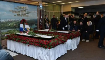 Церемония прощания с погибшими при взрыве полицейскими проходит в Москве