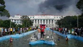 Khabarhub: жена экс-премьера Непала умерла после нападения протестующих на их дом