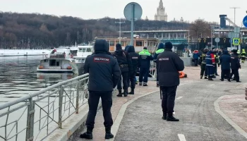 ТАСС: мужчина погиб после падения машины в Москву-реку на Лужнецкой набережной