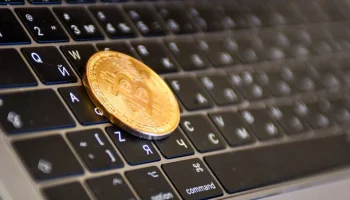 Стоимость биткоина опустилась ниже 90 тыс долларов