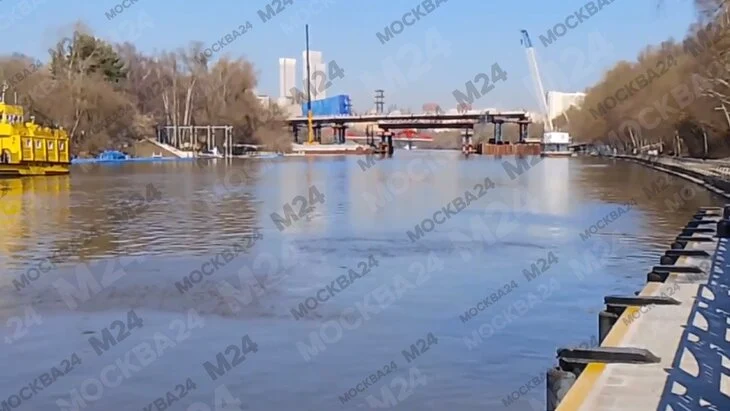 Автомобиль утонул в Москве-реке в районе улицы Затон Новинки Автомобиль утонул в Москве-реке в районе улицы Затон Новинки