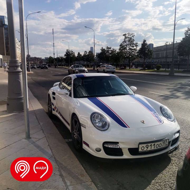 Тысячу люксовых машин эвакуировали в Москве за неправильную парковку