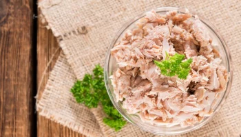 Роскачество проверит консервированного тунца после случаев отравления