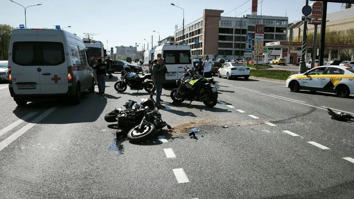 Автомобиль и мотоцикл столкнулись на Боровском шоссе в Москве Автомобиль и мотоцикл столкнулись на Боровском шоссе в Москве