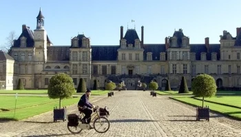 CNews: во Франции задержали двух человек за попытку проникновения во дворец Фонтенбло