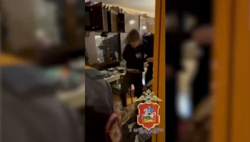 Молодой человек обстрелял прохожего из окна дома в Сергиевом Посаде