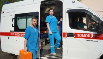 Медики спасли младенца из раскаленной до 50 градусов машины на Урале