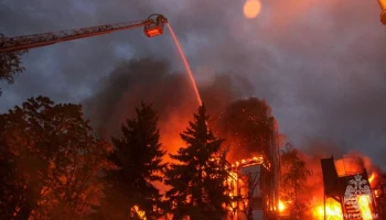 Пожарные ликвидировали открытое горение в бывшем спорткомплексе в Петербурге