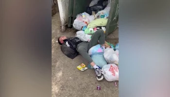 В Екатеринбурге осужденный сбежал от правоохранителей и спрятался в мусорном баке