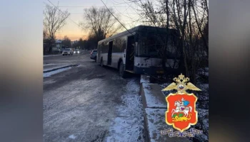 Автобус с 17 пассажирами наехал на ограждение в Подмосковье