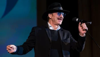 Актер Михаил Боярский попал в больницу после падения во время спектакля