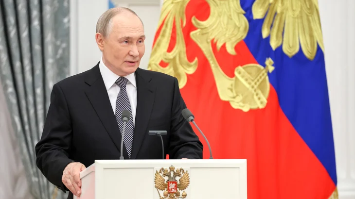 Путин вручил Героям России медали «Золотая Звезда» Путин вручил Героям России медали «Золотая Звезда»