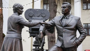 Памятник создателям фильма &laquo;Семнадцать мгновений весны&raquo; открыли в Москве