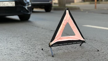 Человек пострадал в ДТП с участием грузовика и машины дорожных служб на ЦКАД