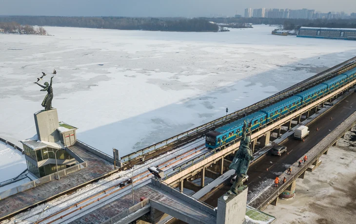 Военная техника с флагами России появилась на улицах Киева Военная техника с флагами России появилась на улицах Киева