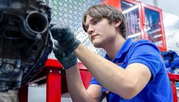 Студенты столичного колледжа научатся ремонтировать авто с помощью виртуальных техногий