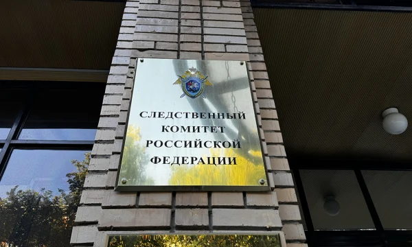 Трое подростков ограбили девушку в ее квартире на Новоостаповской улице в Москве