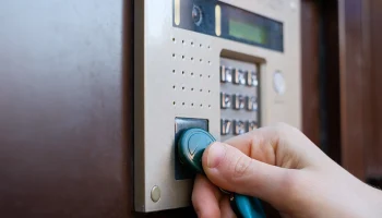 Мошенники придумали двухэтапную схему обмана с получением кода от домофона