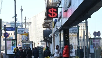 SHOT: россияне начали скупать доллары на фоне падения курса