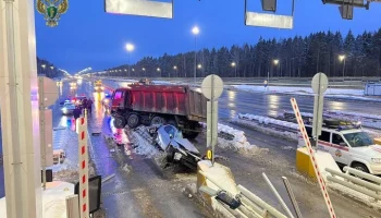 Мужчина погиб в результате наезда грузовика на легковушку на ПВП