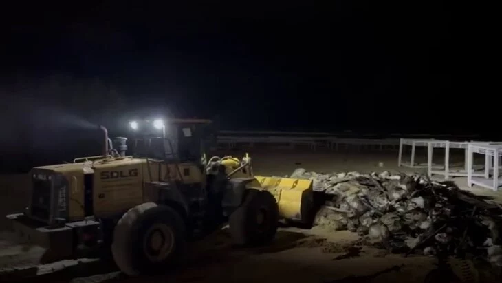 Шторм на Кубани может повредить часть собранных мешков с мазутом Шторм на Кубани может повредить часть собранных мешков с мазутом